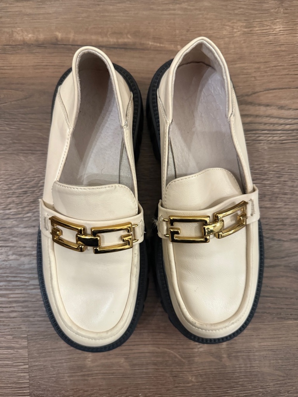 Lattelier Cream Leather Slip-On Loafers with Gold Chain Accent Size 7/7.5